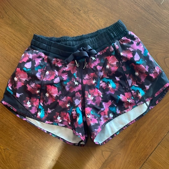 LULULEMON Speed Up Short - size womens 4 - Picture 2 of 13